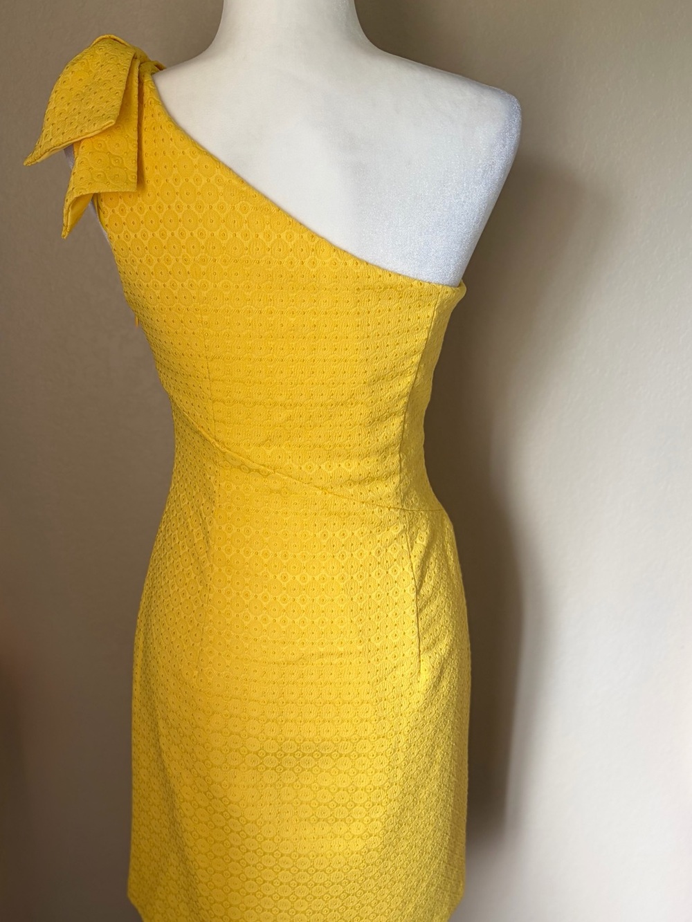 London Times One-Shoulder Eyelet Dress in Bright Yellow with Shoulder Bow - Picture 7 of 10